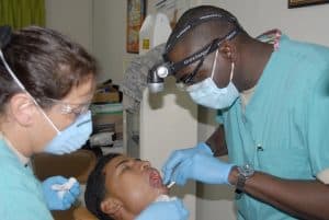 רופאי שיניים מנתחים מטופל