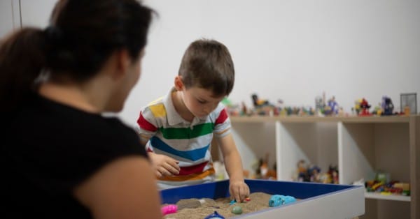 מה הבסיס שעומד מאחורי הטיפול ההתנהגותי לילדים עם אוטיזם