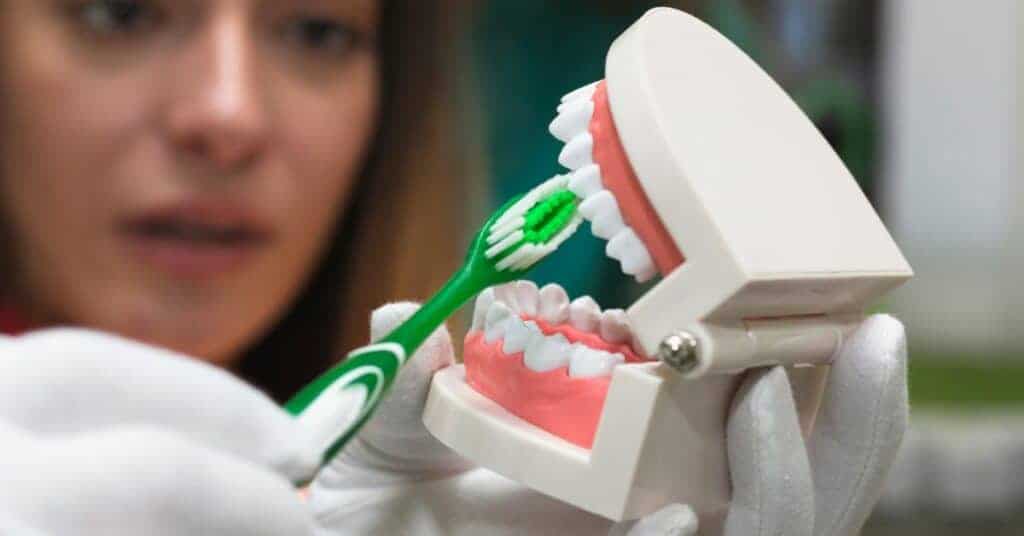 ניקוי אבנית - שמירה על ניקיון השיניים