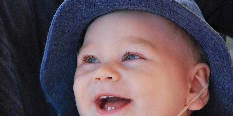תינוק מחייך עם כובע